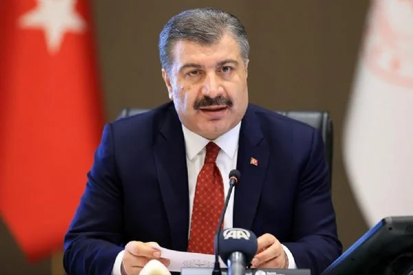 Bakan Koca açıkladı! Yan Dal Uzmanlık Sınavı'nı kazanan hekimlerin zorunlu hizmeti yarıya düşürüldü
