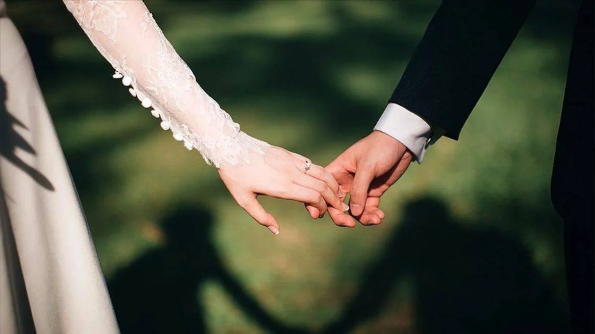 Evlilik sitesinden 15 kişiyle birden evlendi