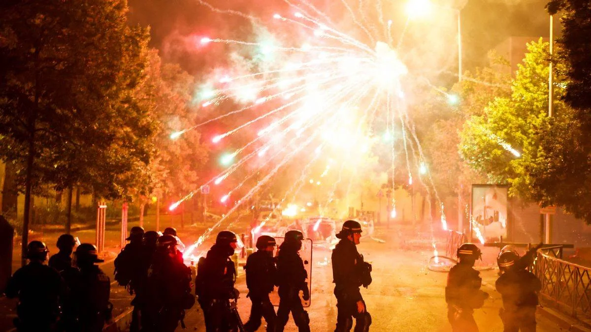 Fransa'da 5. gece; polise havai fişek atılıyor