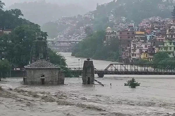 Hindistan'da yaşanan felakette 15 kişi hayatını kaybetti