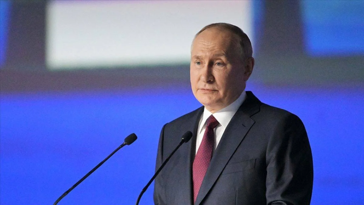 Lübnan'da reklam panolarına elinde Kuran tutan Putin resmi asıldı