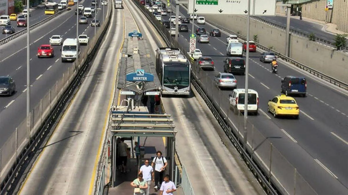 Metrobüs yollarında asfalt eridi, çukurlar oluştu