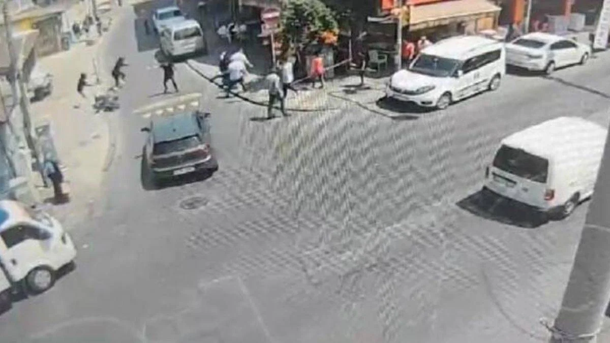 Polis, silahlı gaspçıların üzerine atladı