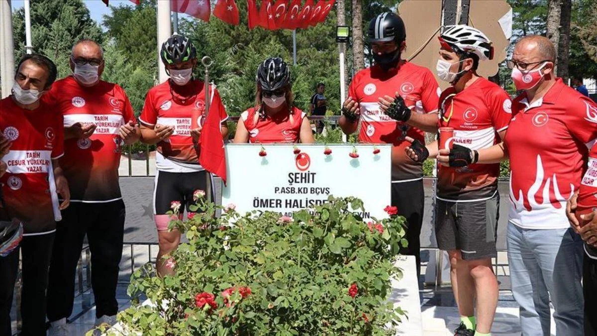 Şehit Ömer Halisdemir'in kabrine yoğun ziyaret