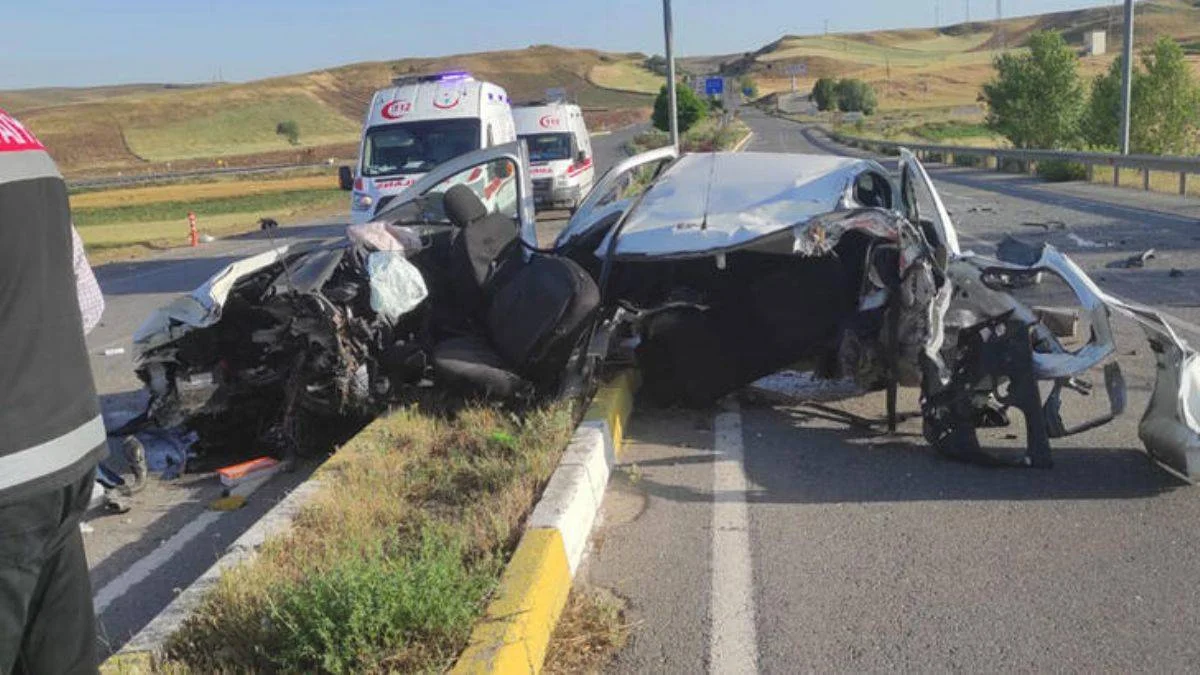 Sivas'ta devrilen araç refüje çıktı: 2 ölü