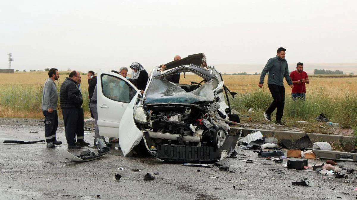 Sivas'ta kamyon ile hafif ticari araç çarpıştı: 2 ölü, 3 yaralı