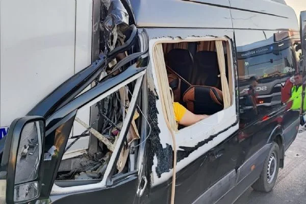 Tur minibüsü tırla çarpıştı! 2 kişi öldü, 12 kişi yaralandı