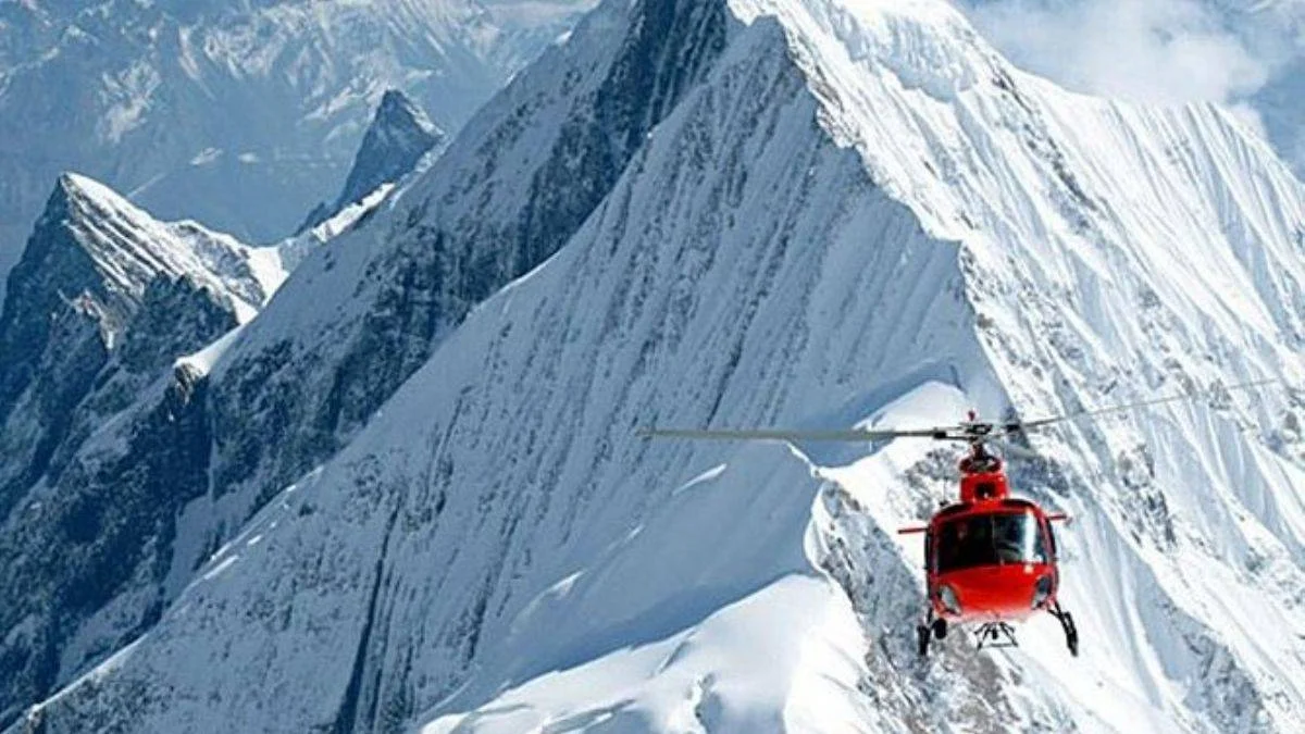 Turist dolu helikopter Everest'te kayboldu