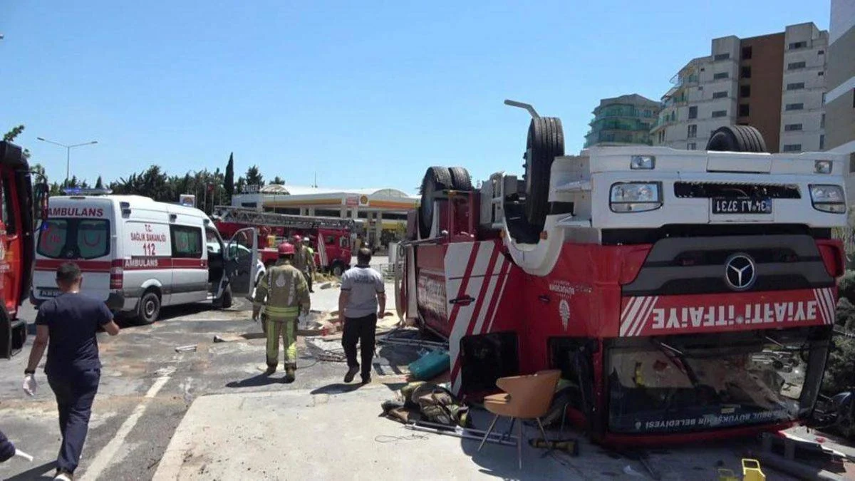 Yangına giden itfaiye aracının lastiği patlayarak devrildi: 5 yaralı