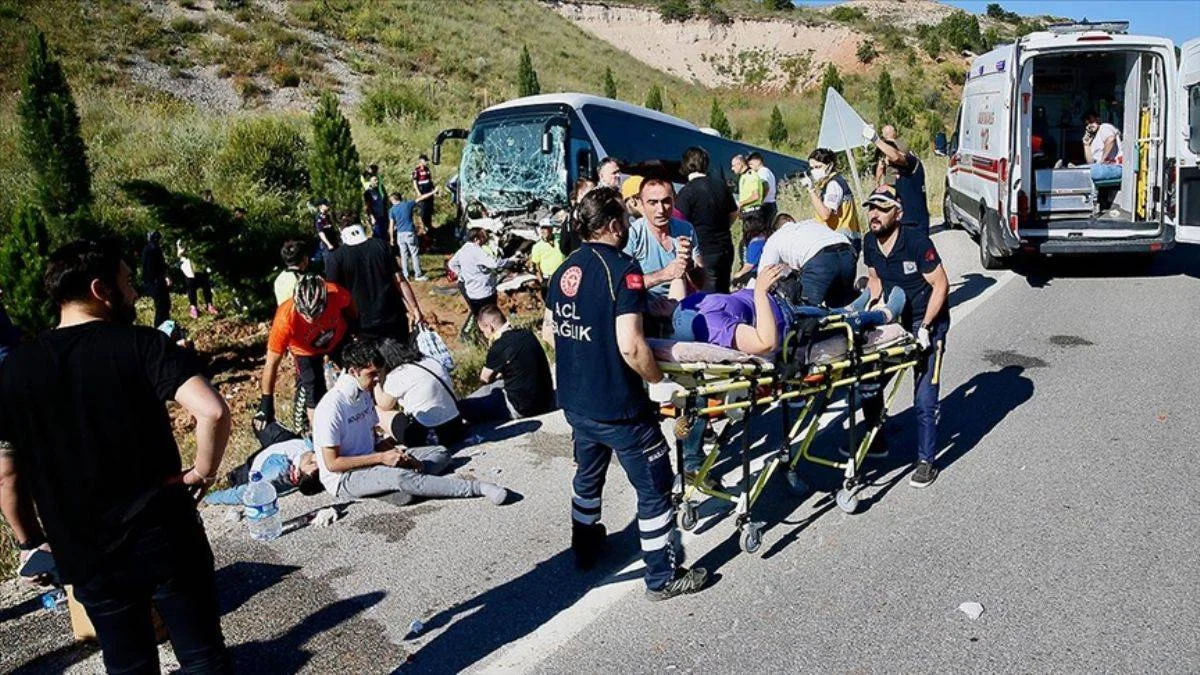 Yolcu otobüsü şarampole devrildi: 35 yaralı