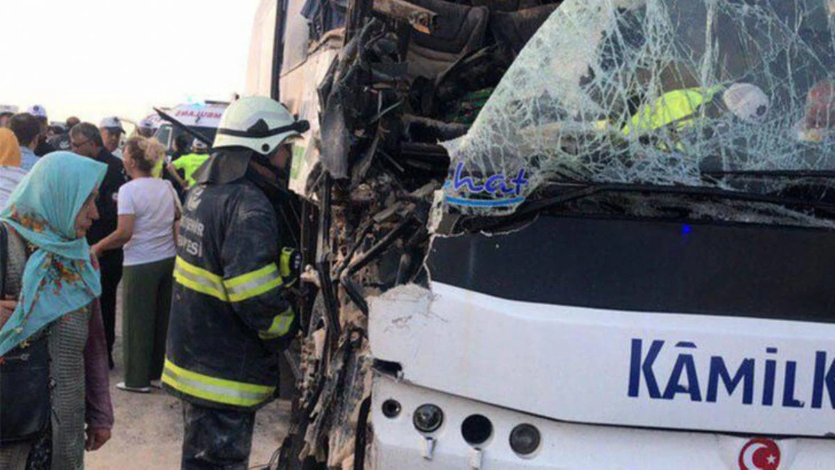 Yolcu otobüsü TIR'a çarptı: 23 yaralı