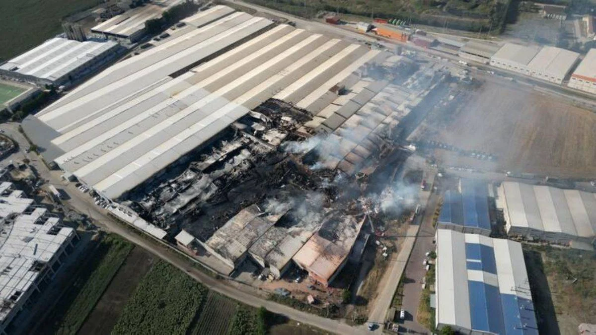 1 milyar liralık kıvılcım; 40 ton köpük, 20 bin ton su ile söndürüldü