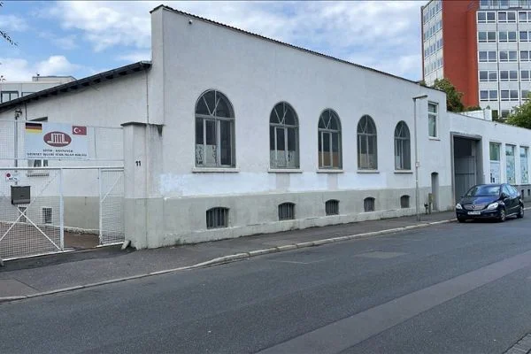 Almanya'da cami duvarına terör örgütü PKK yandaşlarınca yazı yazıldı