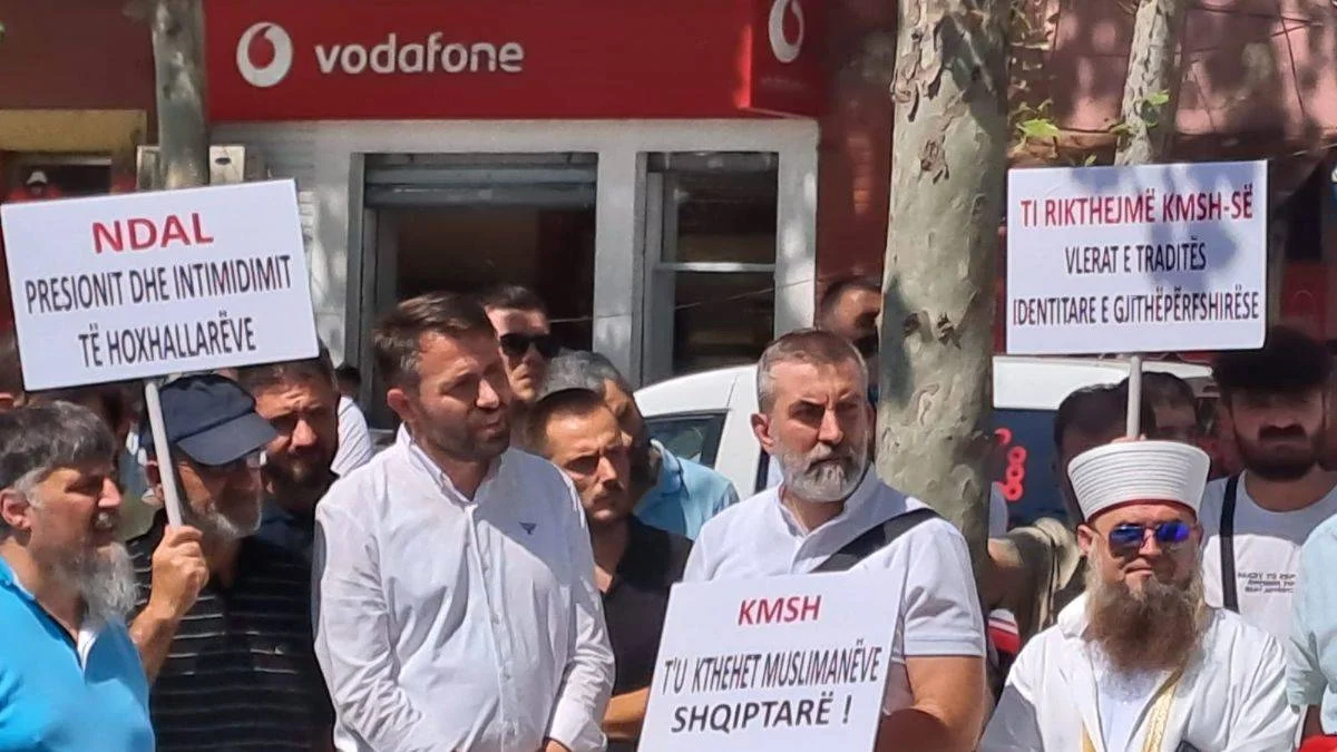 Arnavutluk'taki Müslümanlardan FETÖ protestosu