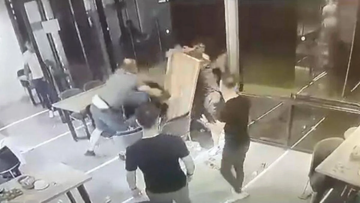 Çorbacıda 'kafes dövüşü'