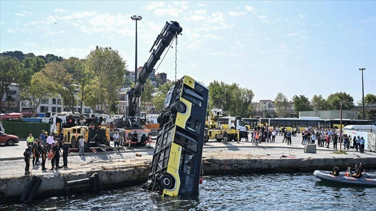 Denize düşen İETT otobüsü vinçle çıkarıldı