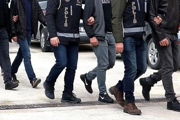 Ehliyet sınavına giren kişiler kopya çekerken düzenekleriyle beraber yakalandı