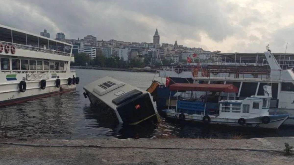 Eminönü'nde İETT otobüsü denize düştü