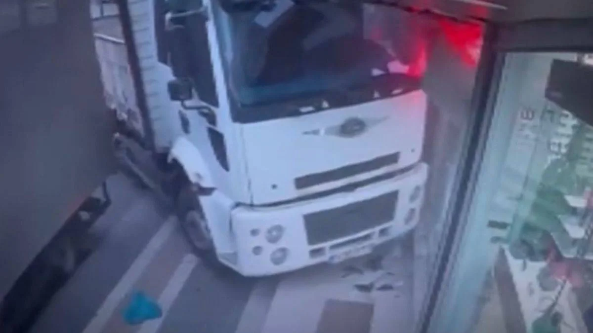 Esenyurt'ta sürücüsüz kamyon dükkana daldı