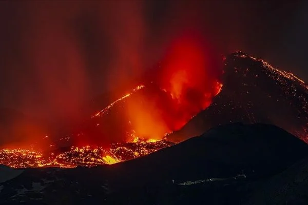 Etna Yanardağı'nda patlama