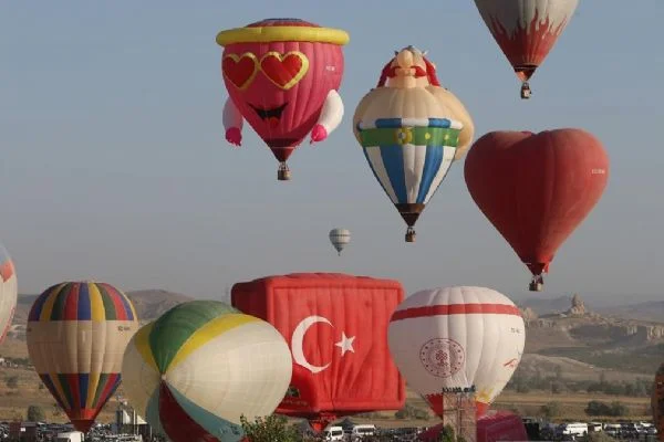 Figürlü balonlar Kapadokya semalarını süsledi