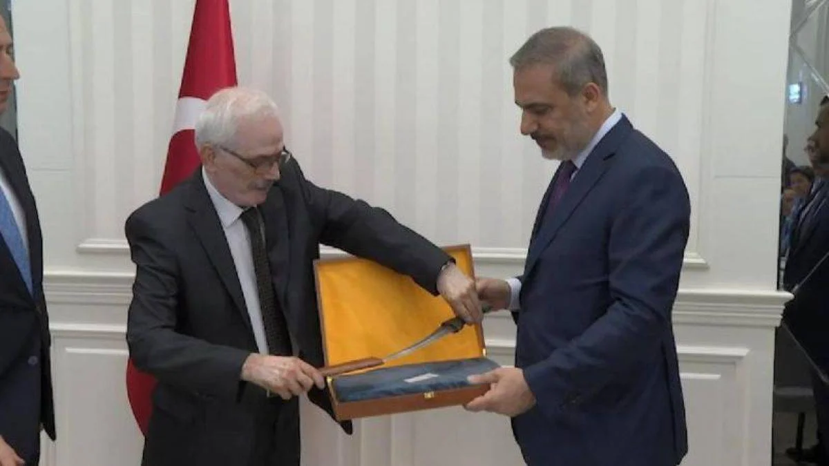 Irak'ta Hakan Fidan'a 120 yıllık Osmanlı kaması hediye edildi