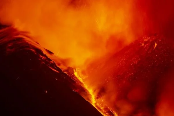İtalya'da yer alan Etna Yanardağı'nda patlama meydana geldi
