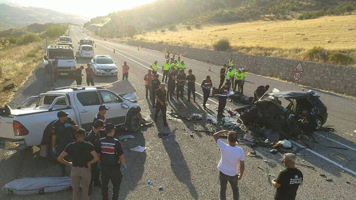 Kafa kafaya çarpıştılar: 4 ölü, 3 yaralı