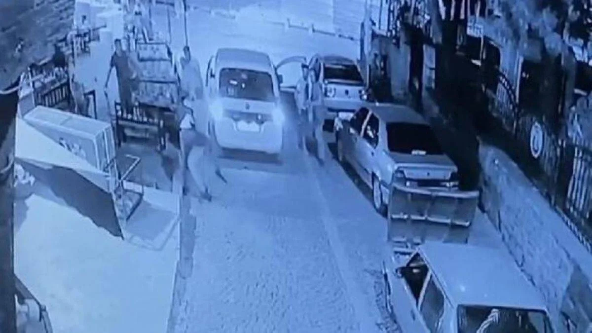 Kafede otururken 3 kişi silahla saldırdı