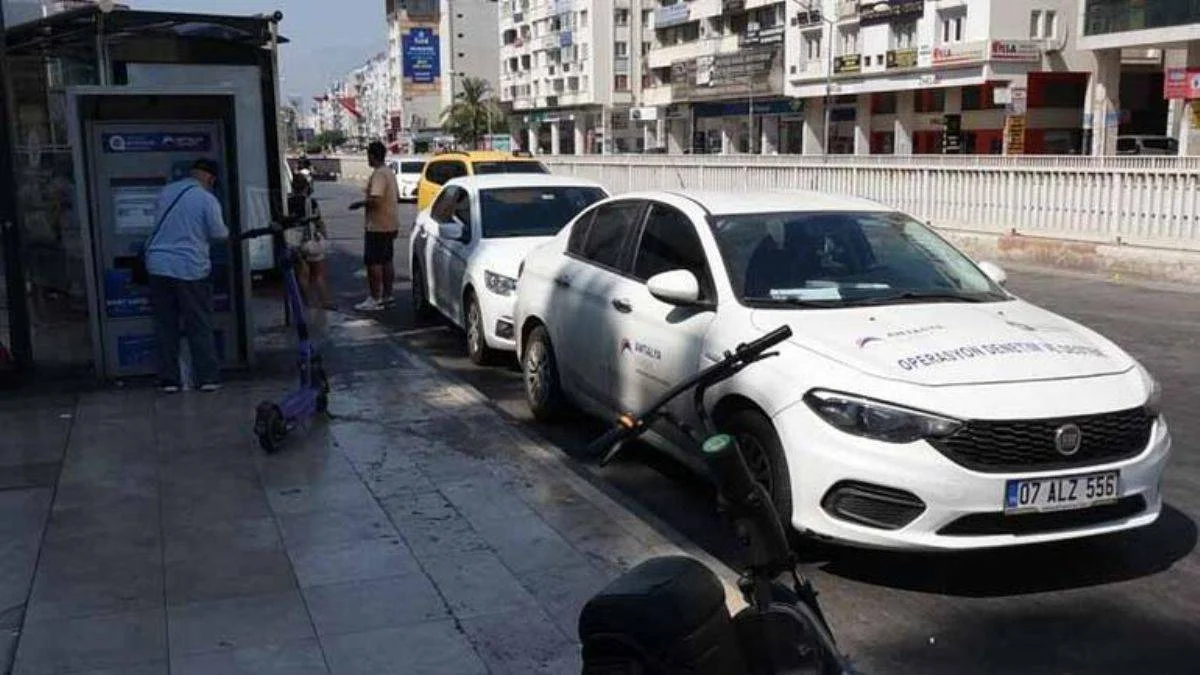 Kapısı açık unutulan araçtan para dolu çanta çalındı