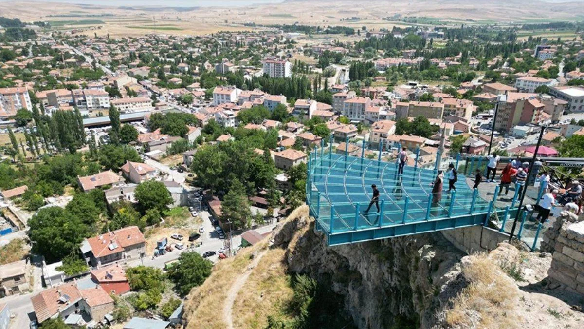 Kayalıklar üzerindeki cam terasta manzara keyfi