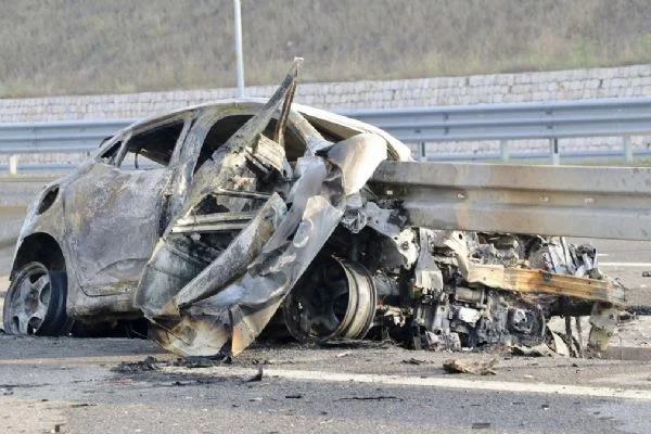 Kocaeli'nde feci kaza! Bariyere saplanan otomobilde can verdiler