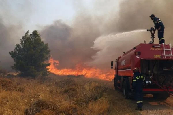 Komşuda yangınların 8'inci gününde tahliyeler devam ediyor