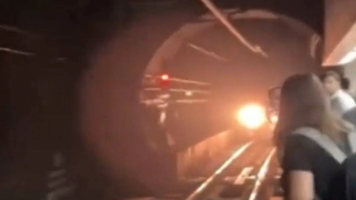 Marmaray'da bir kişi raylara atladı