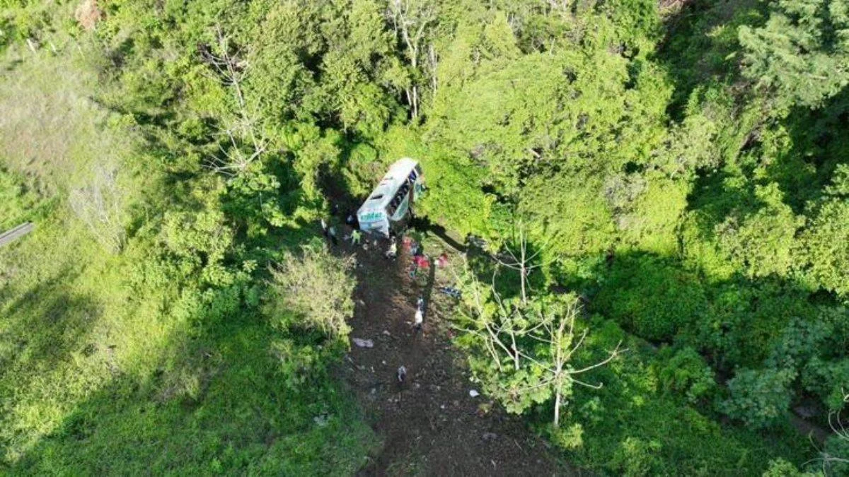 Meksika'da otobüs uçuruma yuvarlandı: 18 ölü
