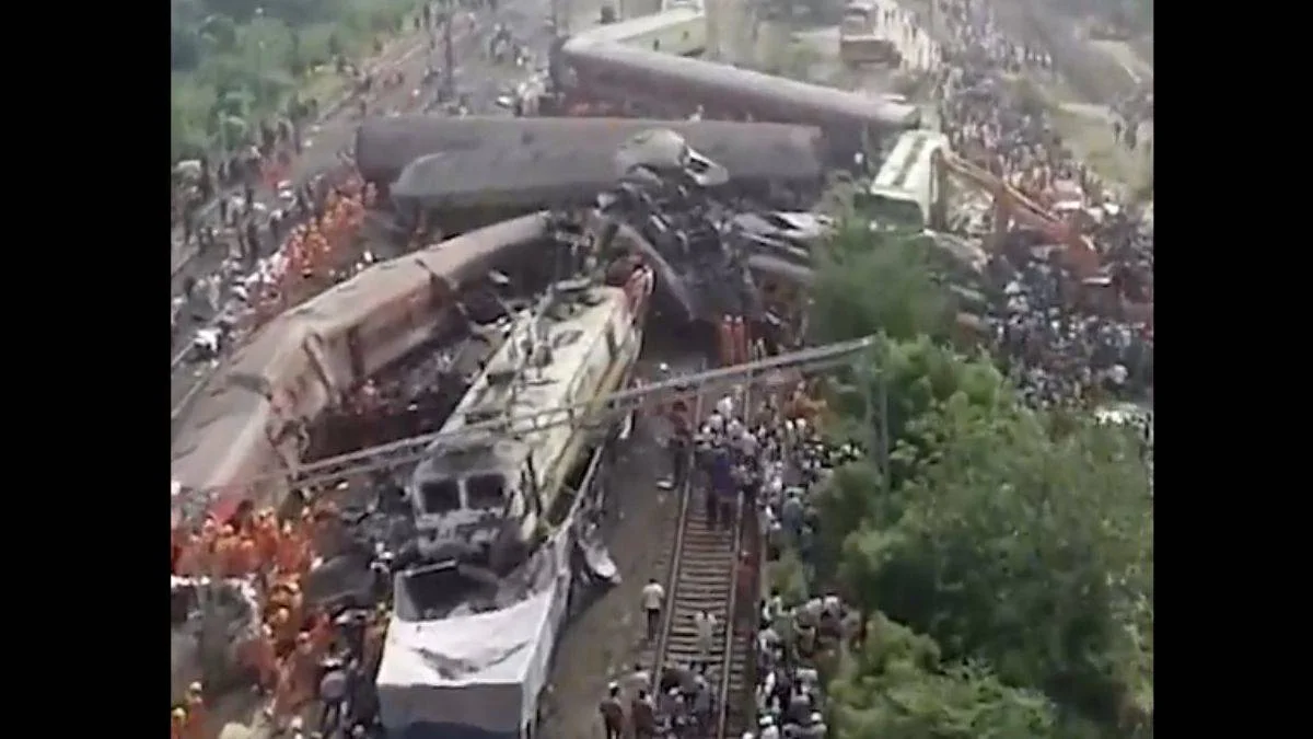 Pakistan'daki tren kazası havadan görüntülendi
