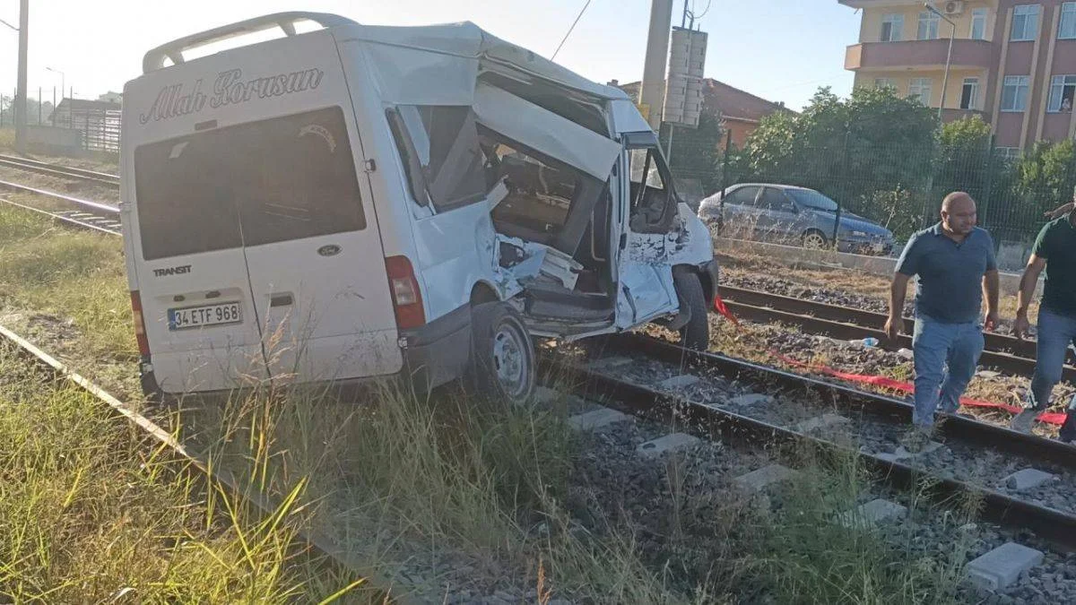 Sakarya'da yük treni minibüse çarptı