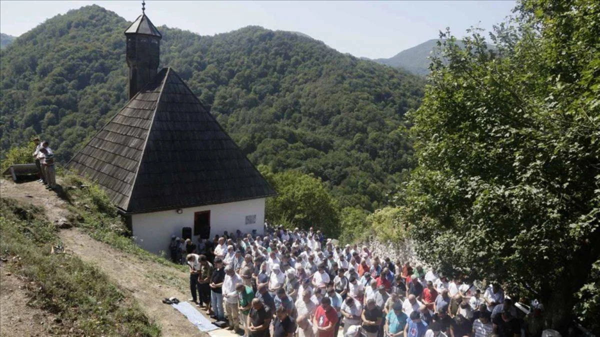 Sırplar yakmıştı; tarihi camide yılda bir cuma namazı kılınıyor