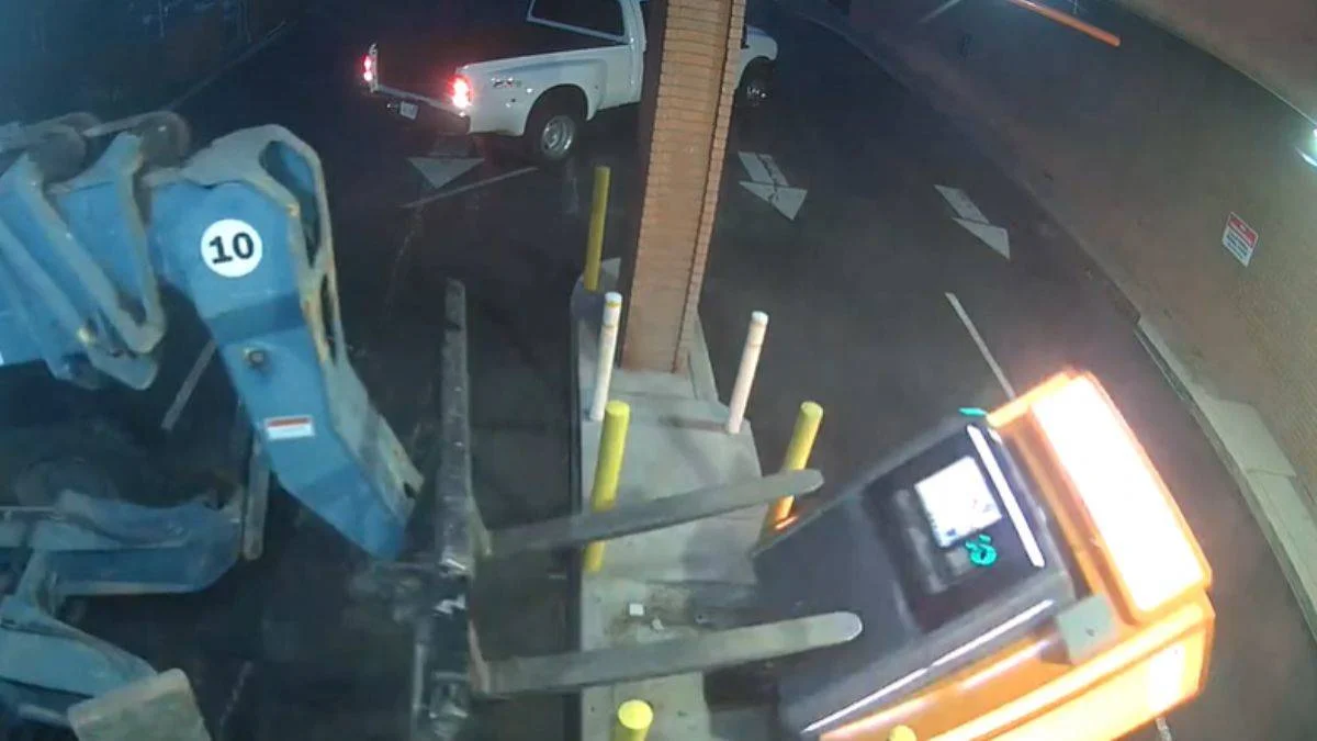 Soyguncular ATM'yi forklift ile çaldı