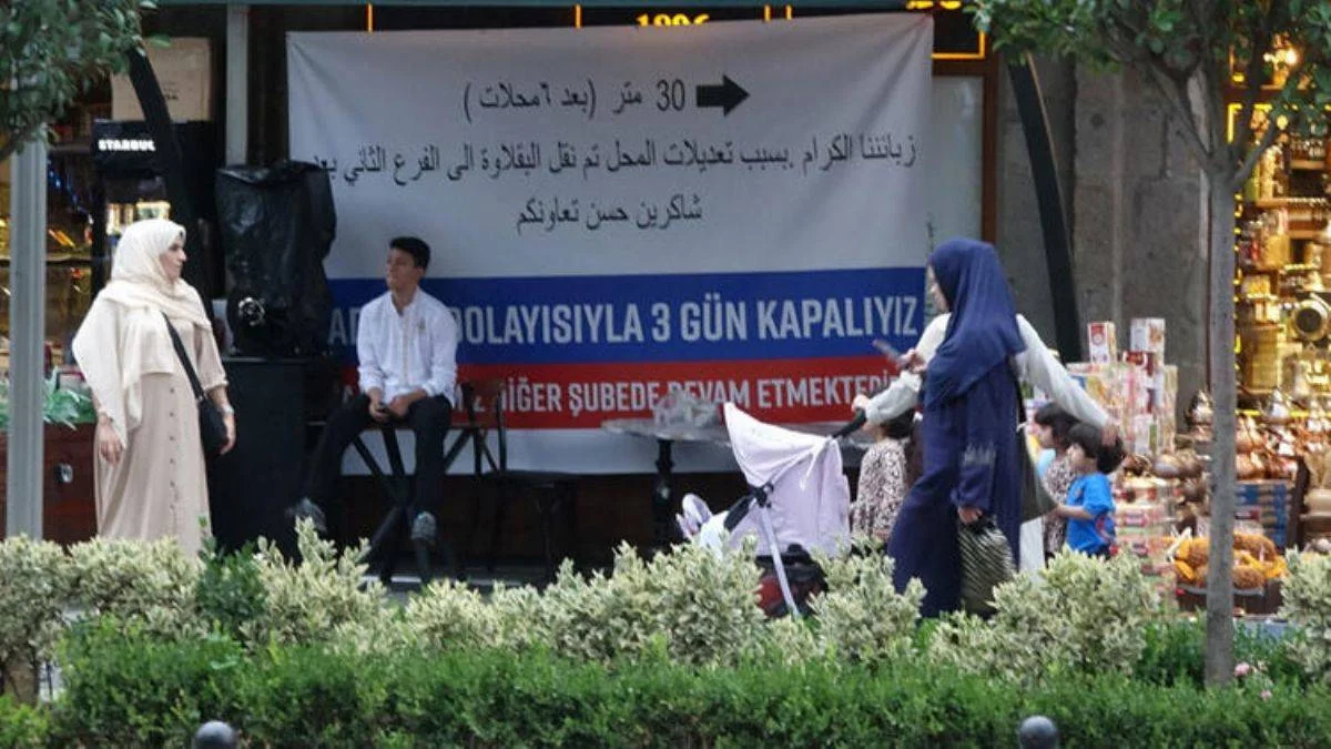 Trabzon'da turist kazıklayan işletmenin dikkat çeken afişi