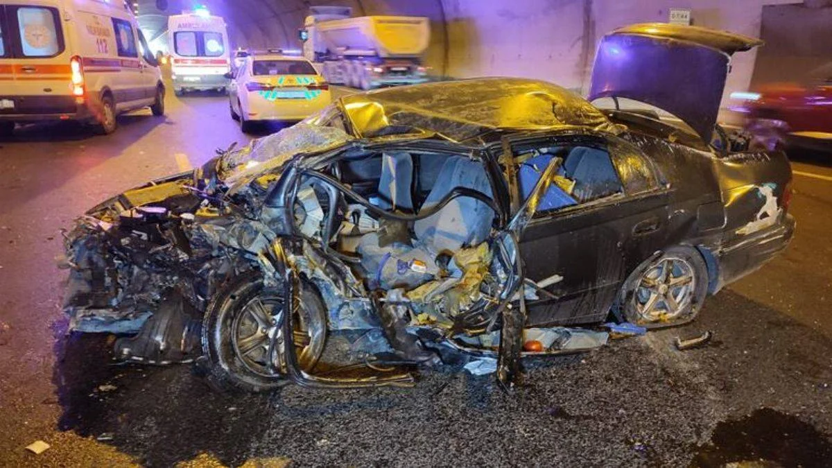 Tünelde duvara çarpan araç hurdaya döndü