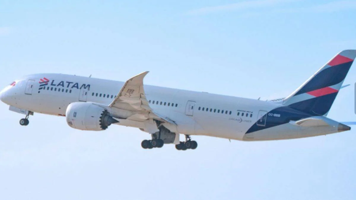 Uçağın tuvaletinde fenalaşan pilot öldü