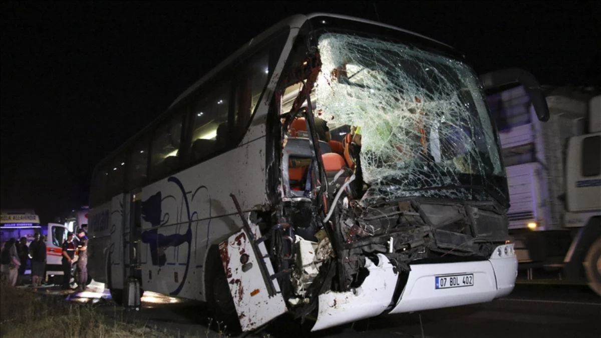 Yolcu otobüsü TIR'a arkadan çarptı: 15 yaralı