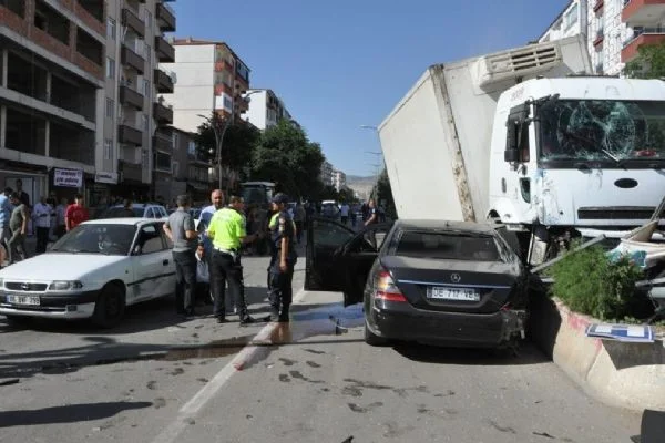 Yozgat'ta freni patlayan kamyon dehşet saçtı