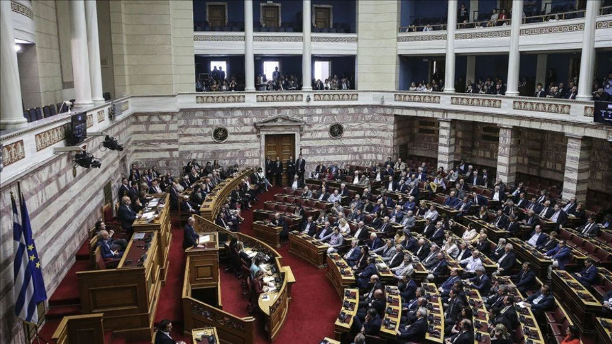 Yunan partisinden 3 milletvekili ihraç edildi