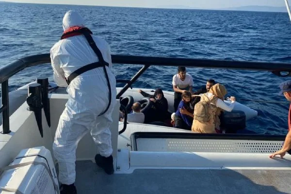 Yunanistan unsurlarınca Türk kara sularına itilen 19 düzensiz göçmen kurtarıldı