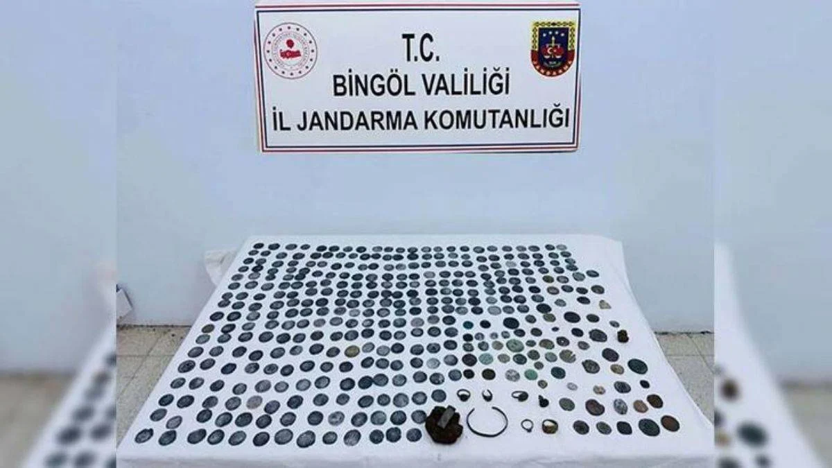 2 göktaşı ile 373 tarihi eser ele geçirildi