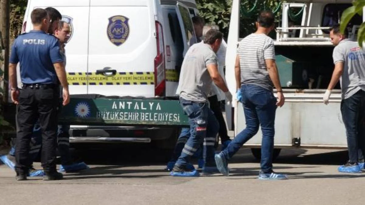 25 yıllık eşini öldürüp teslim oldu