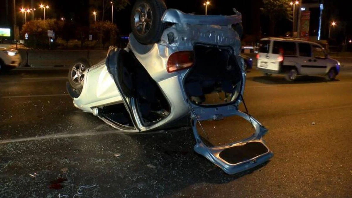 4 polisin bulunduğu araç takla attı