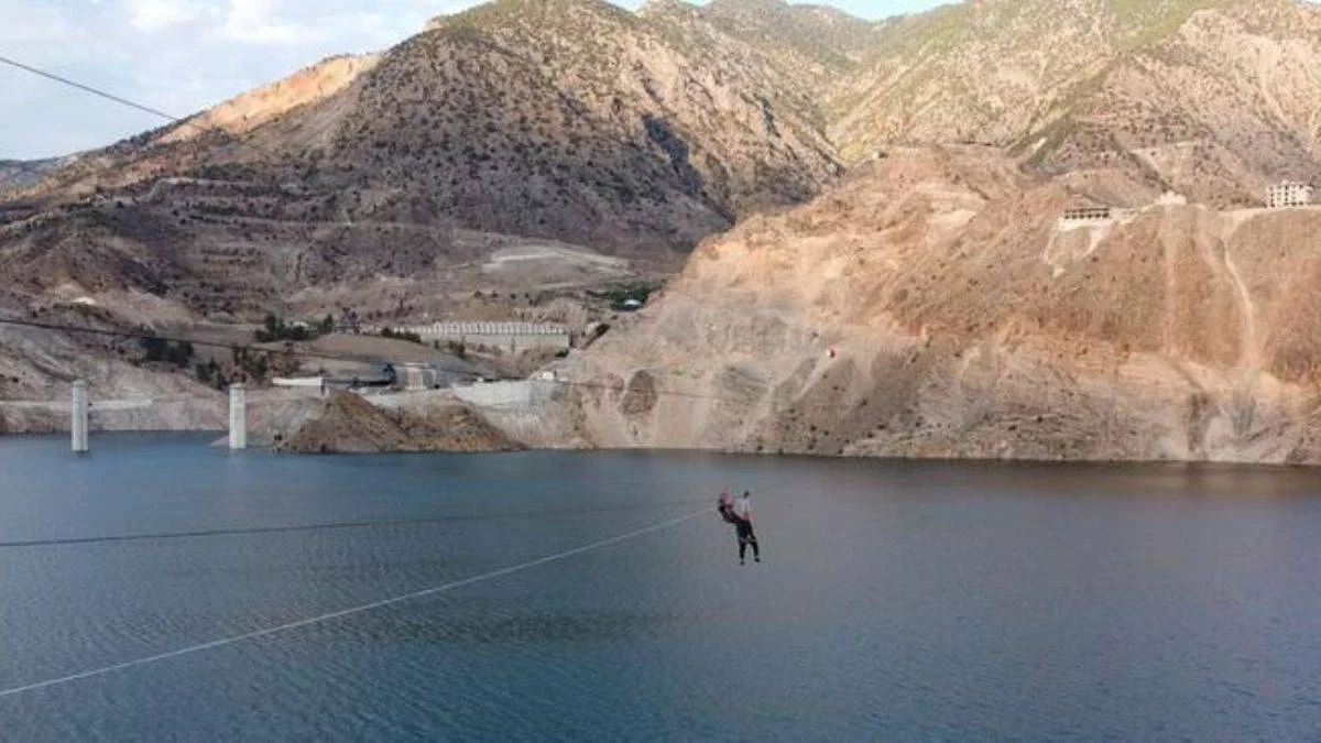 Belediye başkanı barajda mahsur kaldı